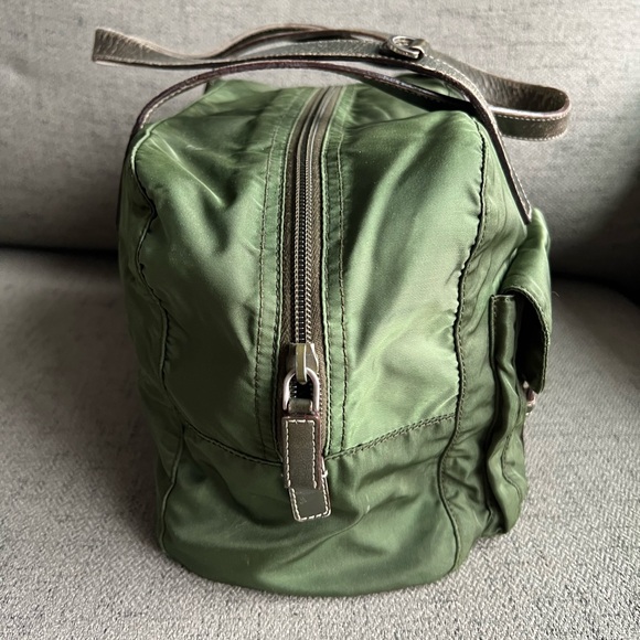 ❌❌❌❌ SOLD ❌❌❌❌

Prada Green Satchel with Leather Handles and Logo - Picture 2 of 14
